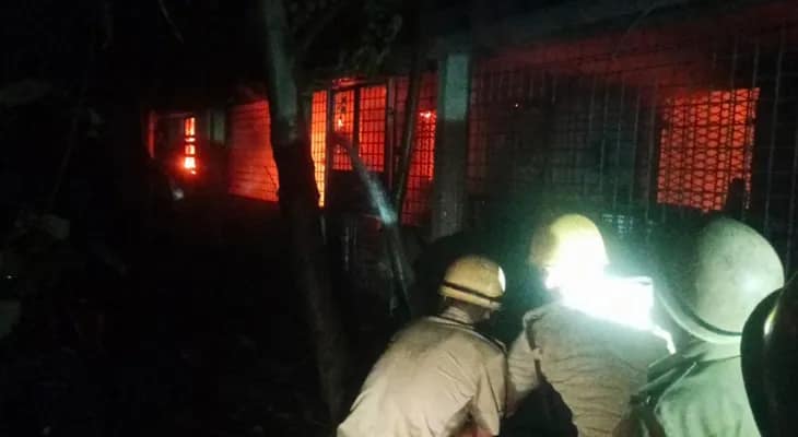 হীরাপুর থানার বার্নপুর ব্যাঙ্ক রোডে ইস্কোর একটি ফাঁকা বাংলোতে বিধ্বংসী অগ্নিকাণ্ড