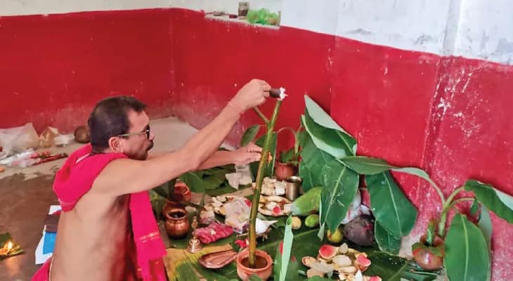 কোচবিহার: বড়দেবীর মন্দিরে গৃহারম্ভ পুজোর মধ্য দিয়ে শারদোৎসবের ঢাকে কাঠি