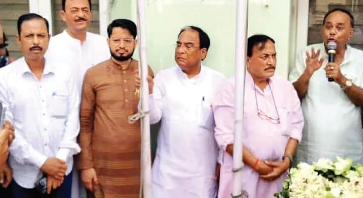 স্বাধীনতা দিবসে শীর্ষনেতাদের সঙ্গে অনুষ্ঠানে শামিল বহিষ্কৃত আরাবুল, সক্রিয় রাজনীতিতে ফিরছেন? শুরু নানা মহলে জল্পনা
