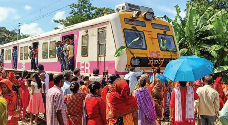 বারাসতে ট্রেন থামিয়ে অকাল বিশ্বকর্মা পুজো মহিলাদের
