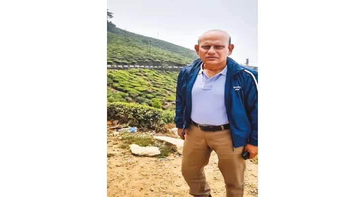 গলায় ময়াল সাপ জড়িয়ে দিয়েছিল এক অনুরাগী