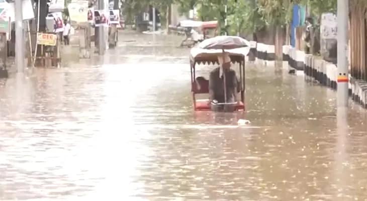 প্রবল বৃষ্টিতে জলবন্দি গুয়াহাটির বিভিন্ন এলাকা