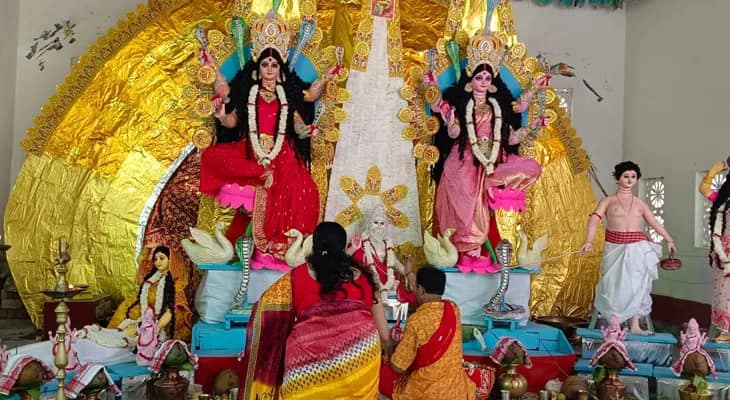 জলপাইগুড়ি রাজবাড়িতে ৫১৫ বছরের মনসা পুজোয় ভোগে চিতল, বোয়াল, ইলিশ, চিংড়ি! কাদা খেলার মধ্যে দিয়েই পুজোর ঢাকে কাঠি