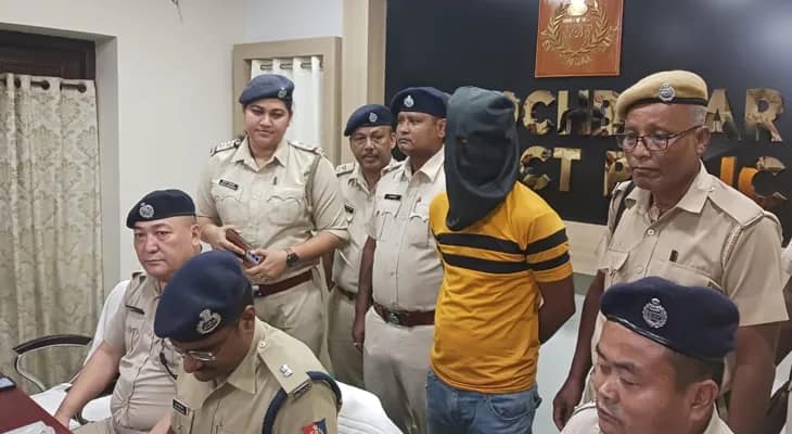 ডোডেয়ারহাট তৃণমূল নেতা অমর রায় খুনের ঘটনায় বিনয় রায় নামে এক শার্প শ্যুটারকে গ্রেপ্তার করল পুলিস
