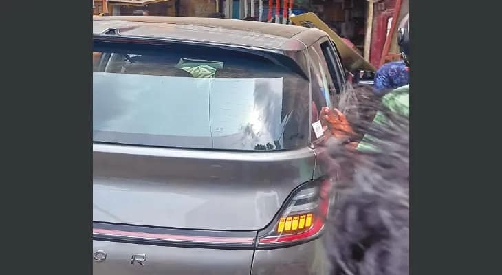 ঠাকুরপুকুরের পুনরাবৃত্তি এবার বেহালায়, বেপরোয়া গাড়ি ঢুকে পড়ল মিষ্টির দোকানে