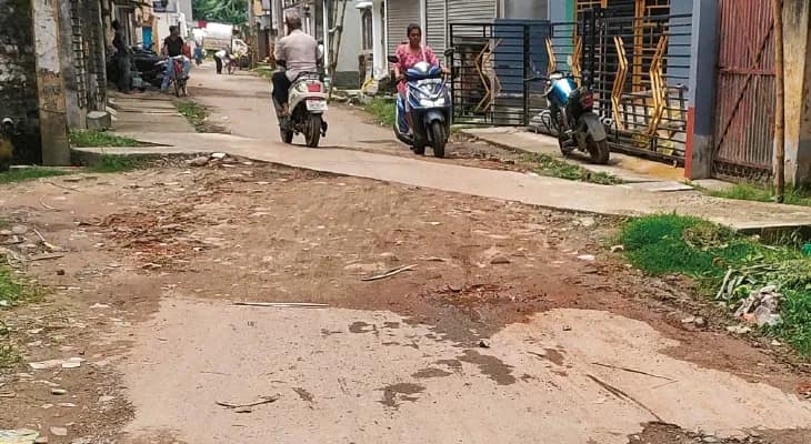 রাস্তার মাঝে ড্রেন, বাঘাডাঙা থেকে চাঁদসড়কে যাতায়াতে চরম সমস্যা