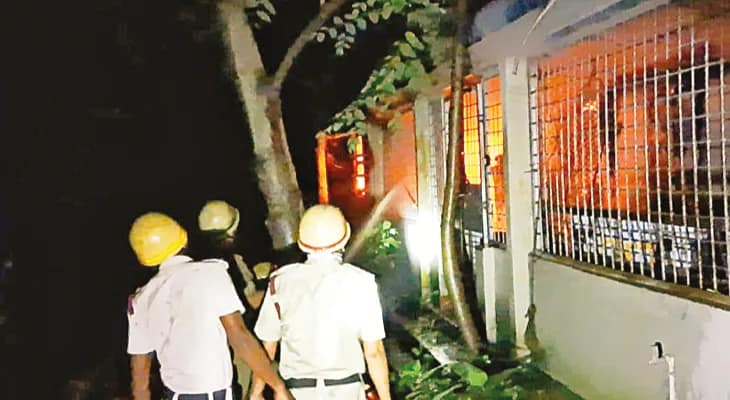 ইস্কোর পরিত্যক্ত বাংলো ভস্মীভূত, ঠাসা ছিল বৈদ্যুতিক সামগ্রী ও রঙে