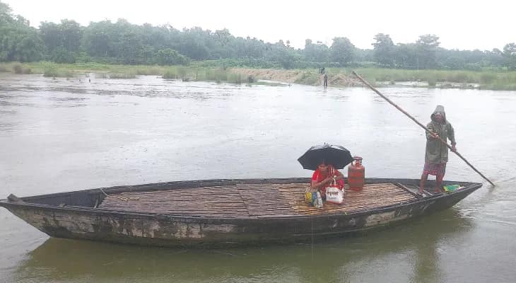 ডুডুয়া নদীতে নেই সেতু, বর্ষায় পড়ুয়ার উপস্থিতি কমছে পূর্ব মল্লিকপাড়া স্কুলে