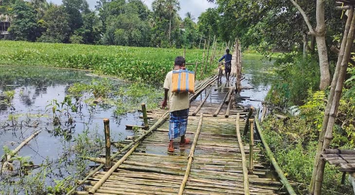 মেলেনি কংক্রিটের ব্রিজ, এলাকাবাসীর চাঁদায় তৈরি বাঁশের সেতু জলের তলায়