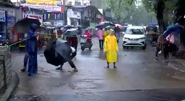 ফের মুম্বইতে ভারী বৃষ্টি! আজ স্কুল ছুটি দেওয়ার নির্দেশ বিএমসি-র