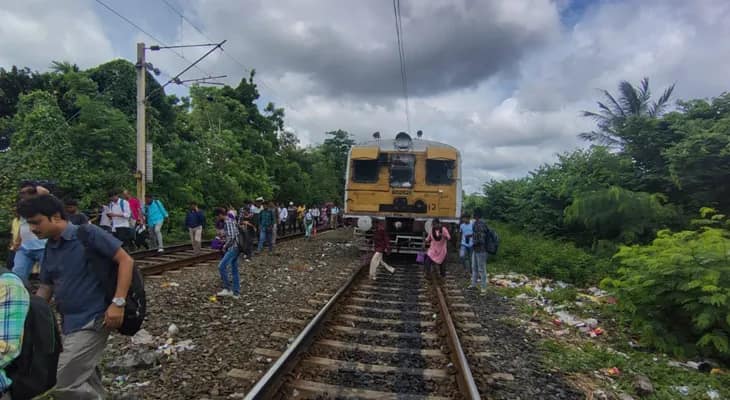দমদমে ট্রেন চলাচলে প্রভাব!