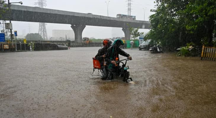 প্রবল বর্ষণে বিপর্যস্ত মুম্বই, আগামীকাল শহরের সমস্ত স্কুল বন্ধ রাখার ঘোষণা