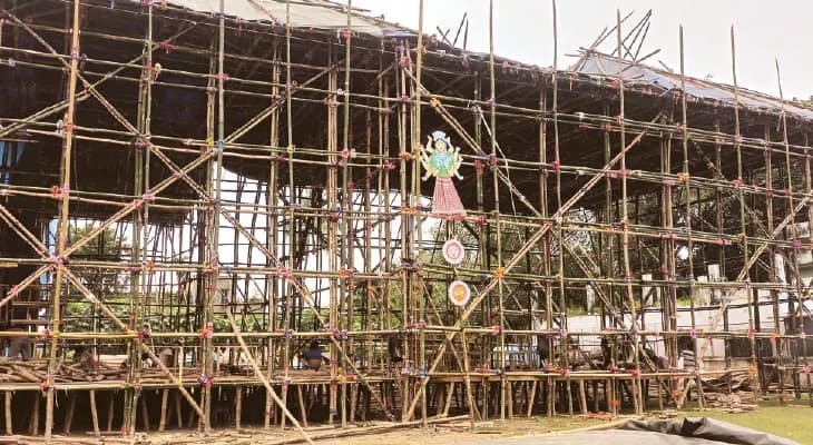 পাথরের প্রতিমা থেকে গাছের মণ্ডপ, দর্শক টানতে অভিনব আয়োজন চুঁচুড়ায়