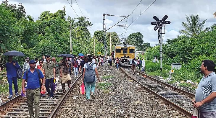 দমদমে সিগন্যাল বিভ্রাট, লাইনে পরপর দাঁড়িয়ে পড়ল ট্রেন, দিনভর বারাসত লাইনে চরম দুর্ভোগ