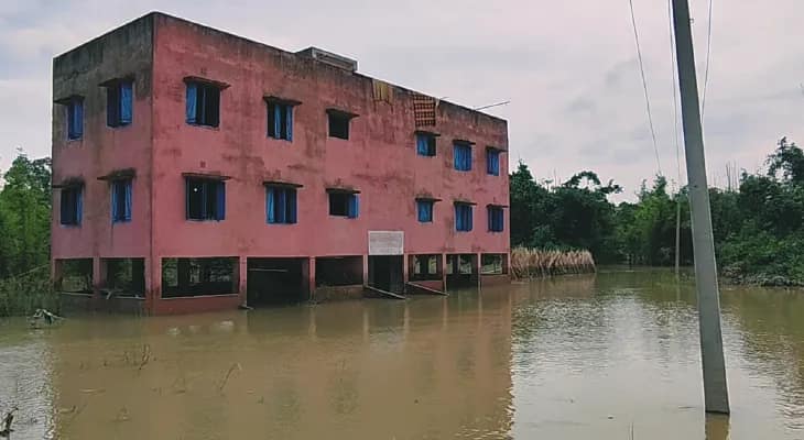 মানিকচক: বাড়ি-গাড়ি সব ফুলহারের গ্রাসে