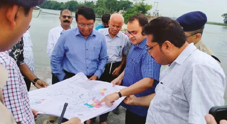 রতুয়া: মিলছে না ত্রাণ, খাবারের জন্য হা-হুতাশ