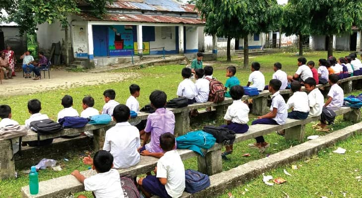 মেখলিগঞ্জ: ফুলকাডাবরি বিদ্যালয়ে শ্রেণিকক্ষে ঢুকছে সাপ, খোলা আকাশের নীচেই বসল ক্লাস
