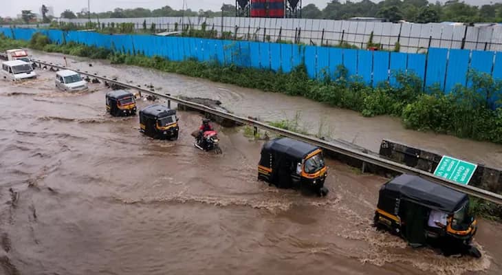 প্রবল বৃষ্টির জেরে জলমগ্ন মুম্বইয়ের অধিকাংশ এলাকা, আজও বন্ধ স্কুল-কলেজ