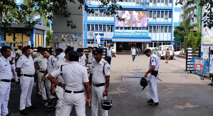 বিকাশভবন ঘেরাও কর্মসূচিকে কেন্দ্র করে সল্টলেকের করুণাময়ীতে উত্তেজনা, পুলিসের সঙ্গে বিক্ষোভকারীদের ধস্তাধস্তি