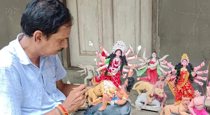পেশায় মুদি দোকানদার, নেশায় প্রতিমা শিল্পী! জলপাইগুড়ির দেবাশিসের তৈরি মিনি দুর্গার চাহিদা বিদেশেও