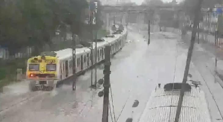 মুম্বইতে ব্যাপক বৃষ্টি, জলমগ্ন রেললাইন