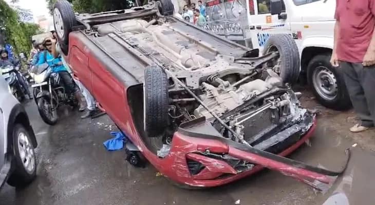 মা ফ্লাইওভারের পর এবার ঠাকুরপুকুরের জেমস লং সরণি, ডিভাইডারের ধাক্কা মেরে উল্টে গেল বেপরোয়া গাড়ি, জখম চালক