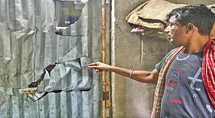 ফের কৃষ্ণনগর শহরে দুষ্কৃতী তাণ্ডব, মণীন্দ্রপল্লিতে একাধিক বাড়ি ভাঙচুর, চলল গুলি