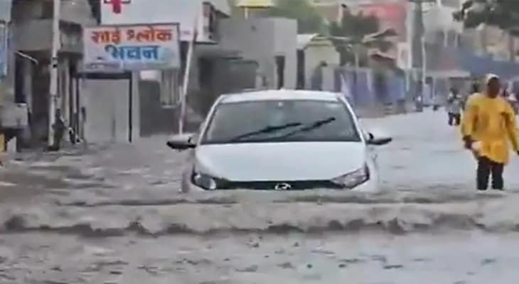 ভারী বৃষ্টির জেরে জলমগ্ন গুজরাতের দ্বারকা