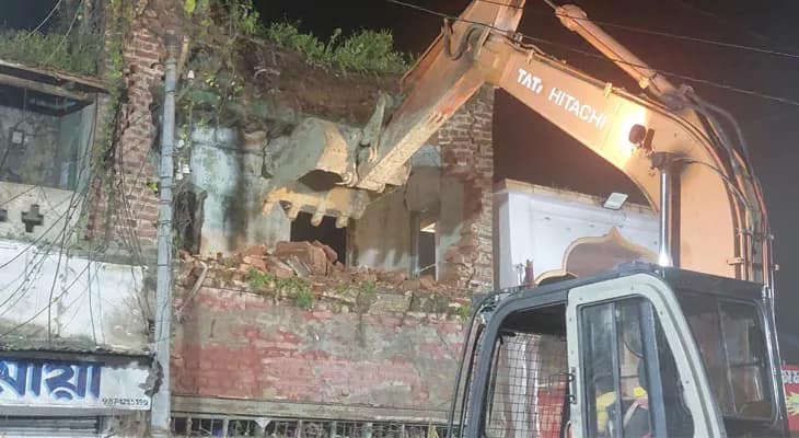 হাওড়ার উলুবেড়িয়ায় ভগ্নপ্রায় বাড়ি ভাঙার কাজ শুরু করল পুরসভা, উপস্থিত রয়েছেন পুরসভার চেয়ারম্যান অভয় দাস