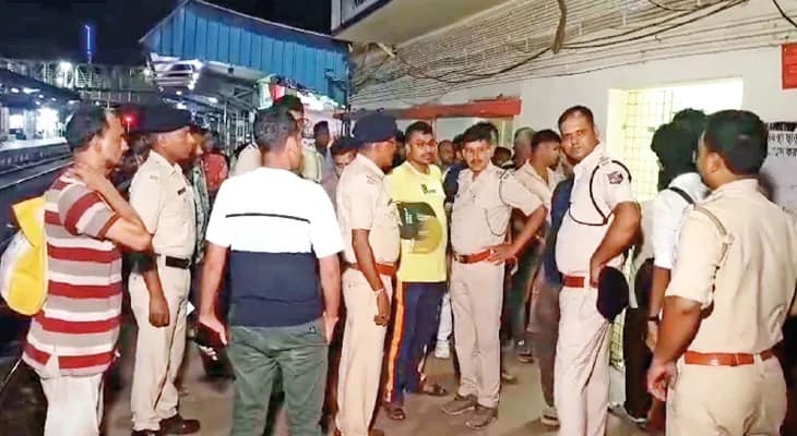 ট্রেনের ধাক্কায় দুই পা কাটা গেল যুবকের, অন্তর্বাস পরে ‘নেশাগ্রস্ত’ স্টেশন ম্যানেজার, সহযোগিতা চাইতে গিয়ে বিক্ষোভ যাত্রীদের