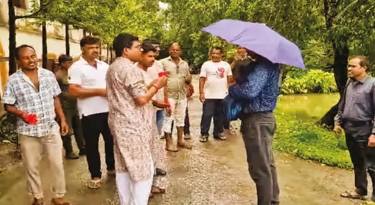 প্রধান শিক্ষক দেরিতে আসেন, জবাফুল দিয়ে অভ্যর্থনা জেলা পরিষদের কর্তার