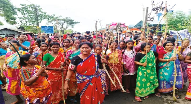 চালকলের শ্রমিককে মারধরের অভিযোগে রাজ্য সড়ক অবরোধ