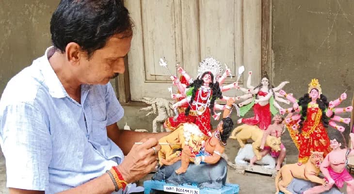 জলপাইগুড়ির দেবাশিসের তৈরি ‘মিনি দুর্গা’র চাহিদা বিদেশেও!