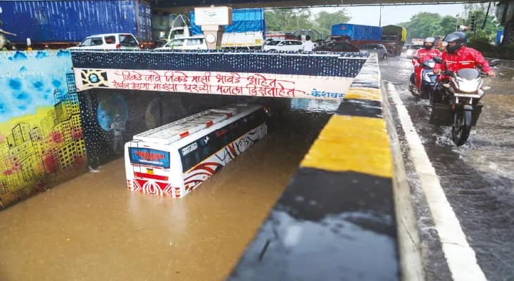 মহারাষ্ট্রে বিপর্যয়ে মৃত ২১, বৃহস্পতিবার পর্যন্ত লাল সতর্কতা, আটকে গেল মনোরেলও, টানা বৃষ্টিতে স্তব্ধ মুম্বইয়ের জনজীবন