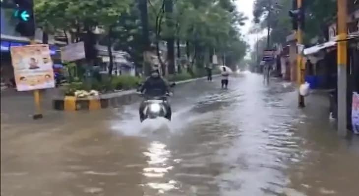 ভারী বৃষ্টিতে জল জমেছে মুম্বইয়ের একাধিক এলাকায়, বিপর্যস্ত জনজীবন