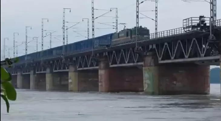 উত্তরপ্রদেশের কানপুরে বিপদসীমার উপর দিয়ে বইছে গঙ্গা