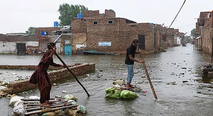 ভারী বৃষ্টির জেরে পাকিস্তানের করাচিতে জরুরি অবস্থা জারি, মৃত ৬, ব্যাহত উড়ান পরিষেবা