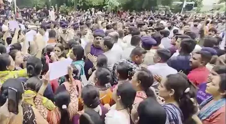 নবম শ্রেণির এক পড়ুয়ার হাতে খুন দশম শ্রেণির ছাত্র, ব্যাপক অশান্তি আমেদাবাদের একটি বেসরকারি স্কুলের বাইরে