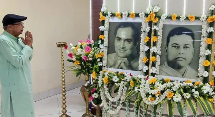 প্রাক্তন প্রধানমন্ত্রী রাজীব গান্ধী ও প্রাক্তন ফুটবলার গোষ্ঠ পালের জন্মদিবসে নবান্নে শ্রদ্ধা জানাচ্ছেন মন্ত্রী অরূপ রায়