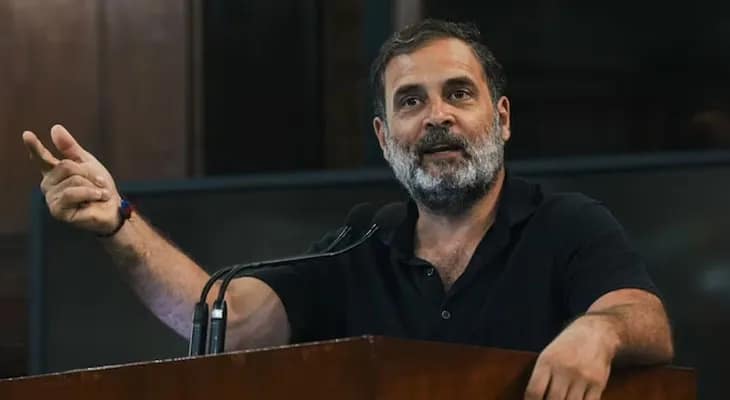 ‘দেশকে মধ্যযুগে টেনে নিতে চায় মোদি সরকার’, কালো টি-শার্ট পরে ‘কালা বিলের’ নিন্দায় রাহুল