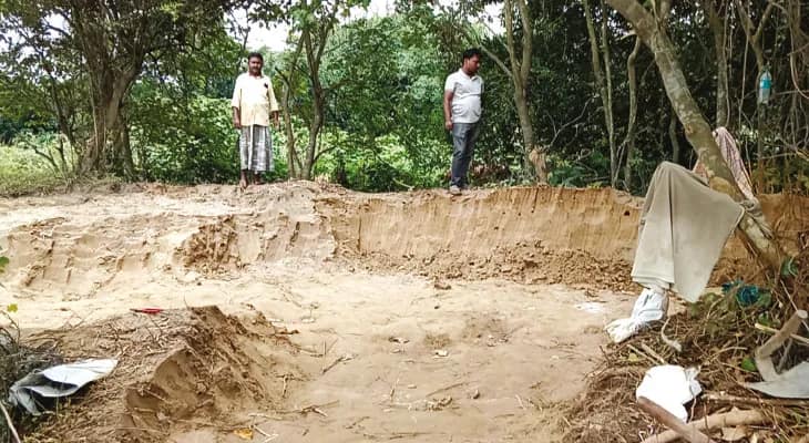 বাঁধ থেকেই মাটি কেটে ভাঙন রোধের কাজ করছে সেচ দপ্তর