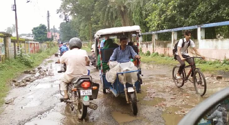 যন্ত্রণার যাত্রাপথ: বর্ধমান শহরে বেহাল রাস্তায় ভোগান্তি, কাঠগড়ায় পুরসভা