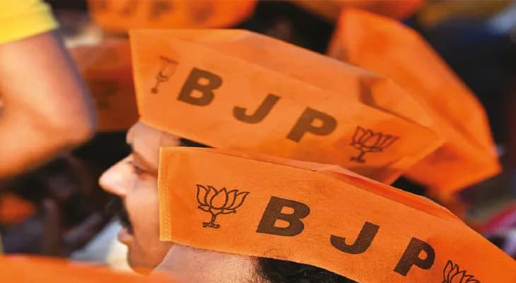 ‘দাদার অনুগামী’দের জয়যাত্রা, জেলা কমিটিতে ব্রাত্য আদিরা
