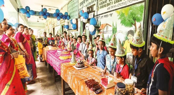 স্কুলে পড়ুয়াদের ‌জন্মদিন পালন, কব্জি ডুবিয়ে খাওয়া দাওয়া