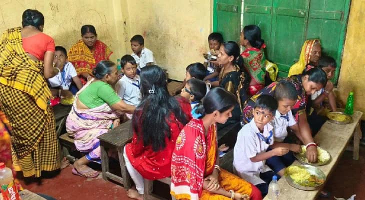 প্রাথমিক স্কুলের মেনুতে রান্না পুজোর স্বাদ