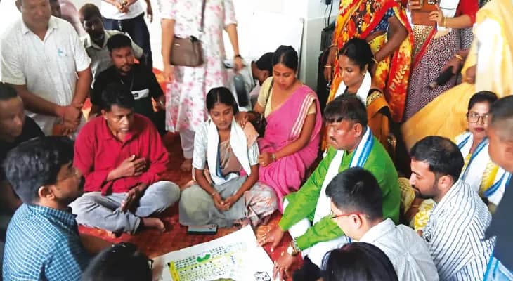 পাড়ায় সমাধানে বাসিন্দাদের স্বতঃস্ফূর্ত ভিড়ে মুগ্ধ মন্ত্রী বেচারাম, মাতলেন গল্পে