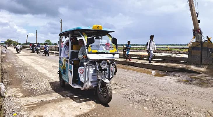 বেহাল রাস্তায় ভোগান্তি, পুজোর  আগে সংস্কারের আশ্বাস পুরসভার