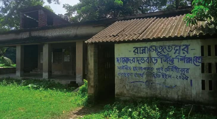 শিক্ষিকার অভাবে বন্ধ দামোদরদত্তবাড় শিশু শিক্ষাকেন্দ্র, ফের চালু করার দাবি