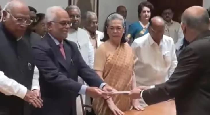 মনোনয়ন জমা দিলেন ইন্ডিয়া জোটের উপরাষ্ট্রপতি পদের মনোনীত প্রার্থী বি সুদর্শন রেড্ডি, সঙ্গে ছিলেন সোনিয়া, রাহুল