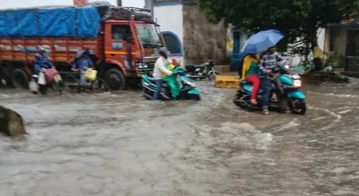 ভারী বৃষ্টিতে জলমগ্ন বাঁকুড়া শহর